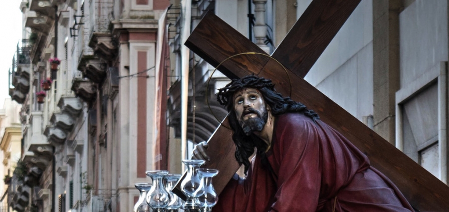 Pasqua italiana: fede autentica o teatro sacro? Da Alghero a Vibo, il rito in vetrina