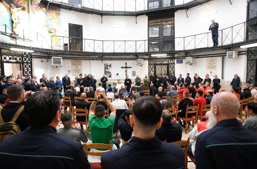 Papa Francesco a Regina Coeli: il Papa entra nel fango, dove alcuni cardinali non osano