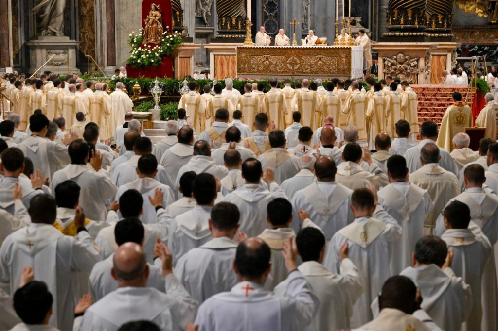 Giovedì Santo, Messa del Crisma, il Papa bastona i suoi: fine del clerical-show